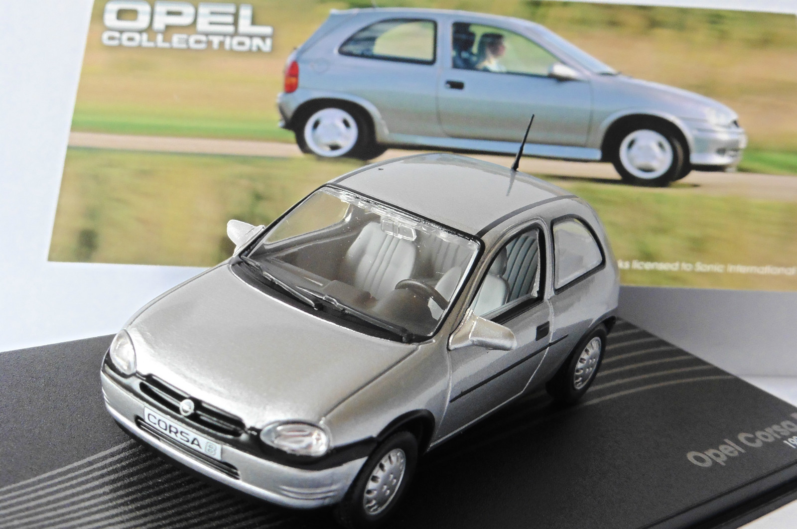 Idée cadeau Opel Corsa B 1993 miniature 1/43 argent pour vitrine