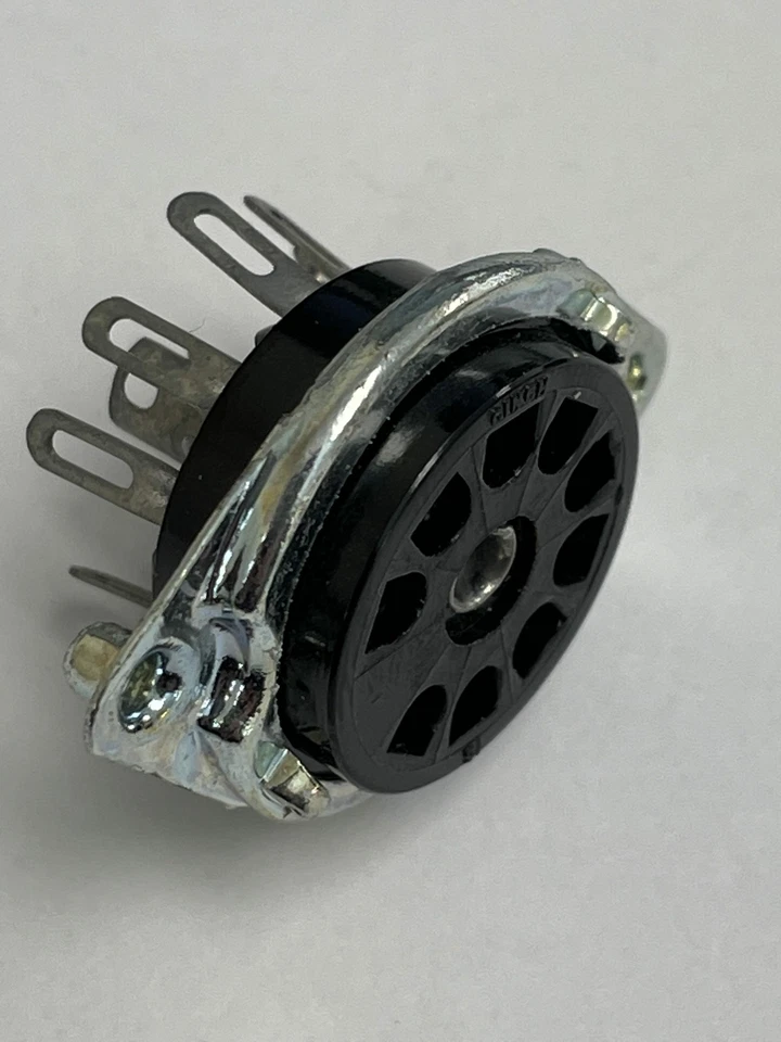 B9A CINCH CHASSIS MOUNTING VALVE TUBE BASE - Image 1 of 1