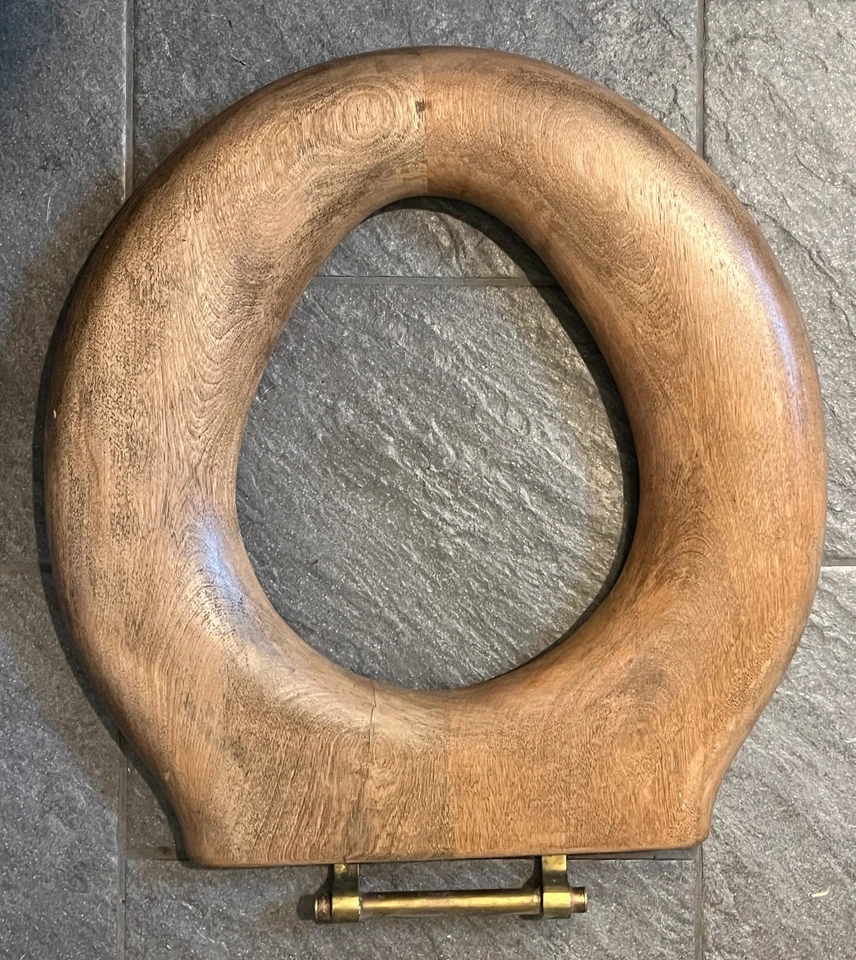 Asiento de inodoro de roble J. L. Mott con accesorios de latón y anillo de soporte (posible reproducción) Foto 4 de 4