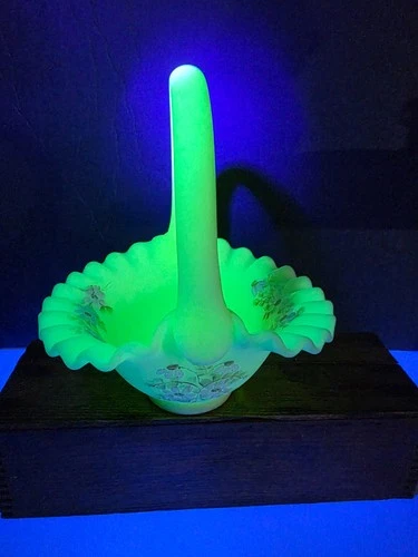 VINTAGE FENTON ART GLASS CUSTARD GLASS HAND PAINTED SIGNED BASKET W DAISIES