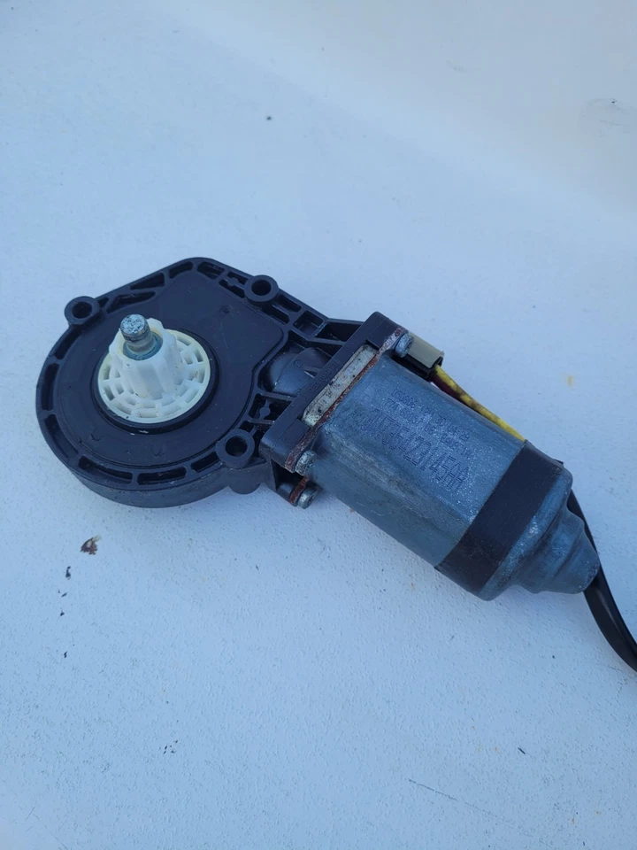 02-11 CROWN VICTORIA MARAUDER DRIVER LEFT REAR WINDOW MOTOR - Image 4 of 4