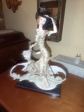 Statua di porcellana  ragazza con fiori firmata Giuseppe Armani Come Nuova