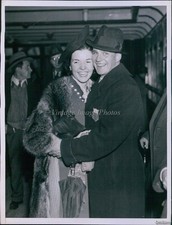 1936 Photo Allan Wotts Speed Skater Says Farewell To Marie Colgan Sports 7X9