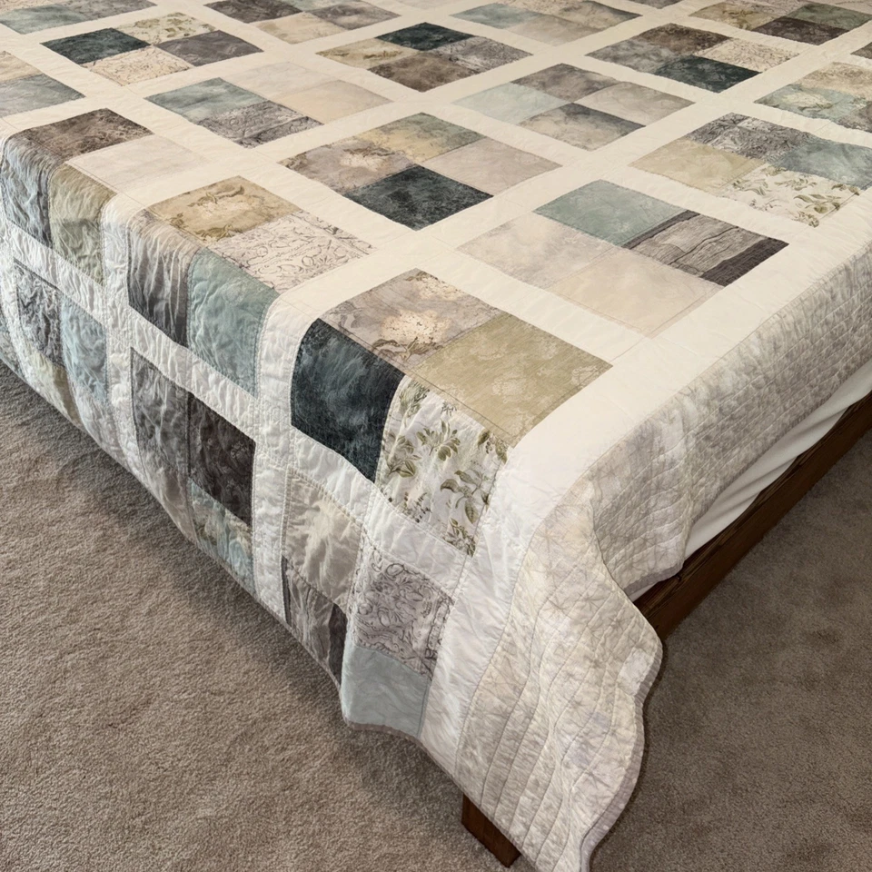 King Or Large Queen Quilt Farmhouse Medallions 94” Wide X 86” Long 100% Cotton - Image 2 of 4