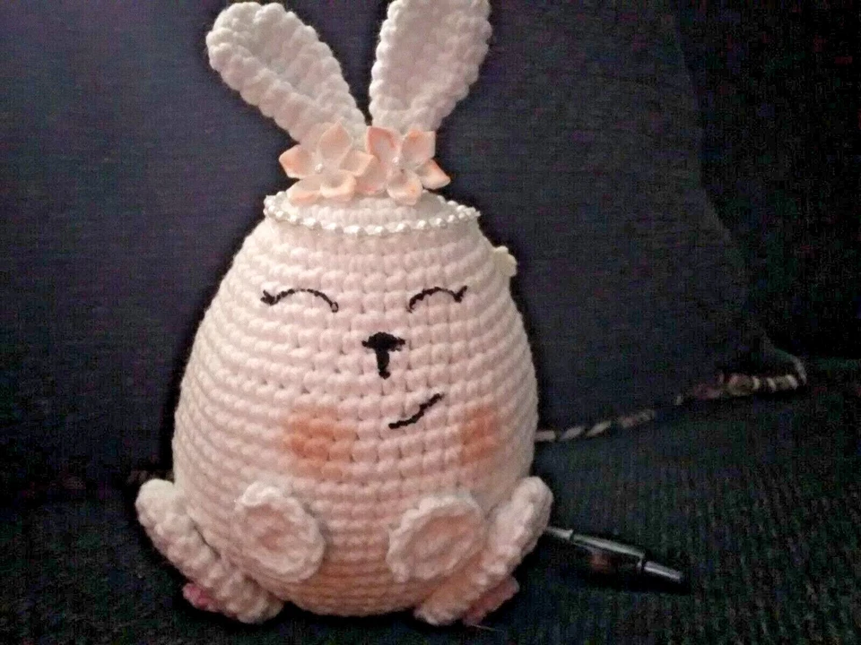 Conjunto de boda de novia y novio conejo de Pascua hecho a mano ganchillo en forma de huevo Foto 4 de 4