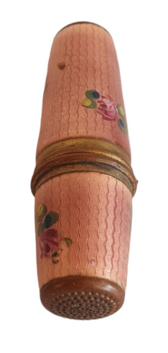 Antique Brass Pink Guilloche Enamel Sewing Kit Case - Thread & Thimble - Afbeelding 1 van 7