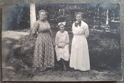 Altes schwarz weiß Portraitfoto 2 Frauen und 1 Mädchen Portrait Foto