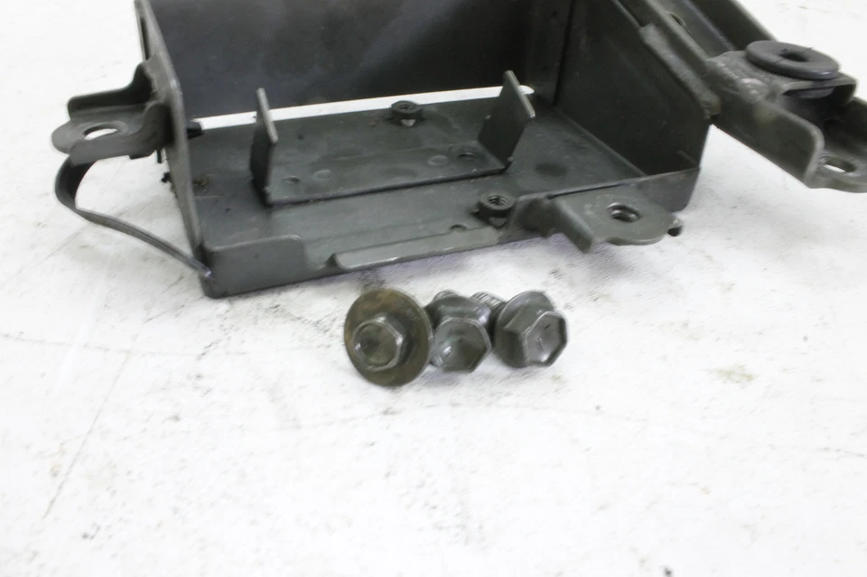 SUZUKI 05 BOULEVARD 01-04 INTRUDER VOLUSIA RECTIFIER VOLTAGE REGULATOR BRACKET - Image 2 of 4