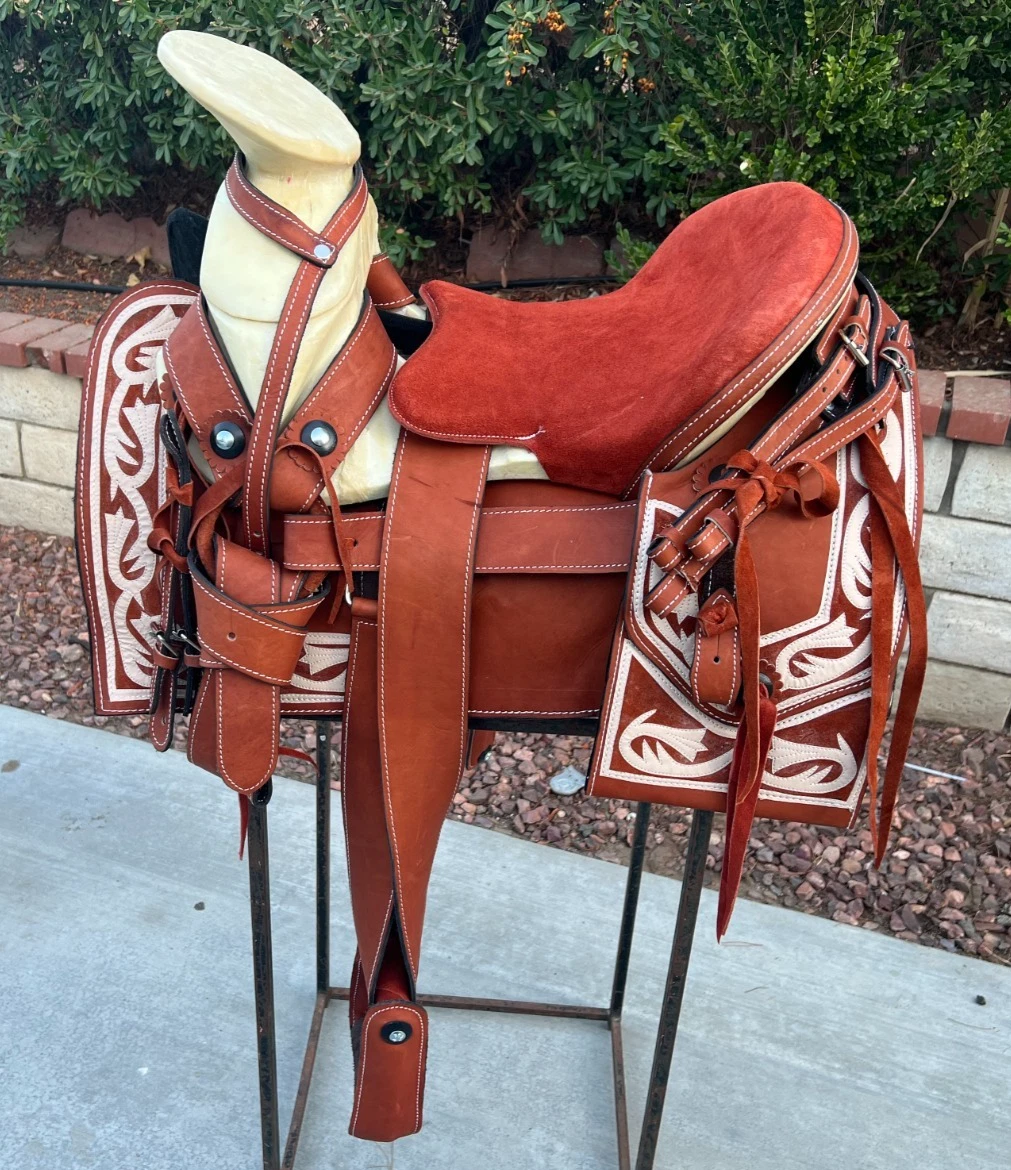 Selle Charro Mexicaine NELIDAS – Taille 15 Pouces – Cuir Rouge – Équipement Cheval Traditionnel