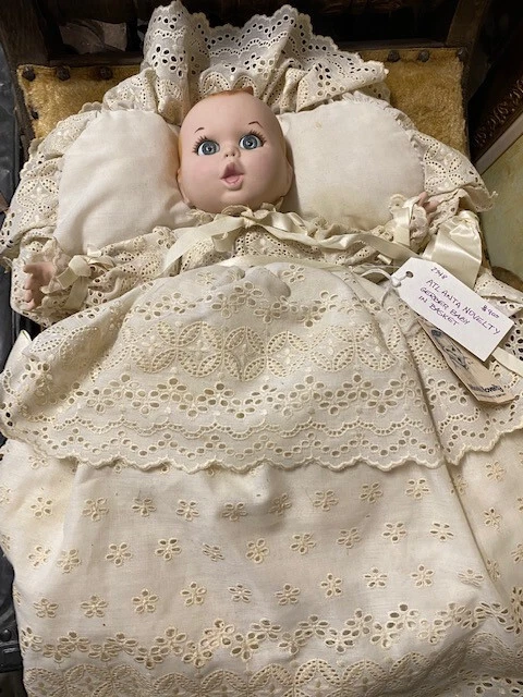 Poup e b b vintage 1981 en porcelaine gerber avec robe de bapt me dans un panie