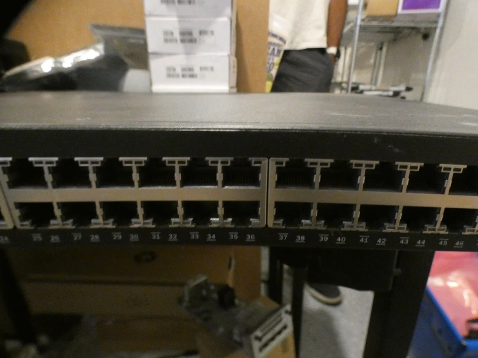 Interruptor administrado Brocade ICX7250-48P-2X10G de 48 puertos con racks para orejas ICX 7250-48P Foto 4 de 4