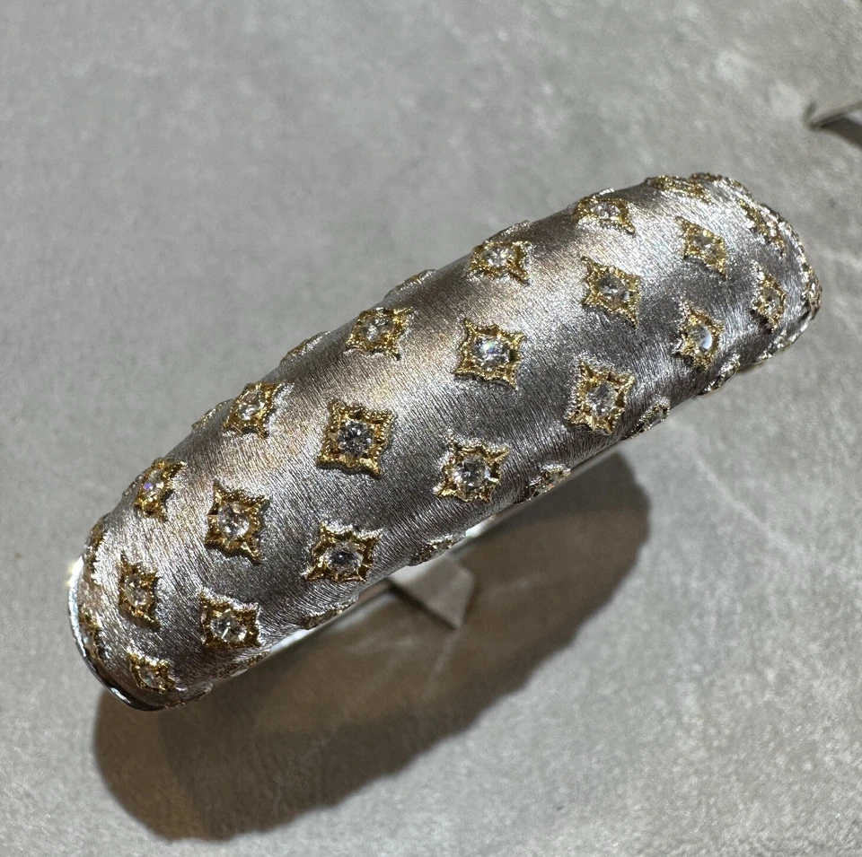 Brazalete ancho de diamantes en oro blanco y amarillo texturizado de 18 k - HM2621BZ