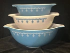 New ListingVintage Pyrex Nesting Mixing Bowls Snowflake Garland, set of 3.