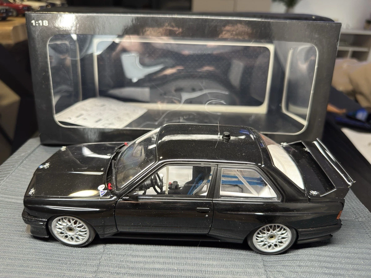 BMW E36 M3 GTR 1996 #07 VALVOLINE DAYTONA 1/18 UT Models 39633 voiture miniature