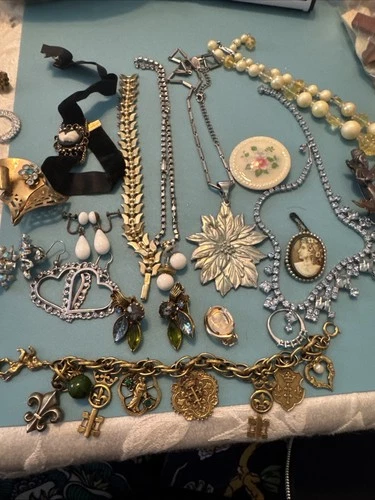 Vintage and Modern Costume Jewelry Earrings!lot 495