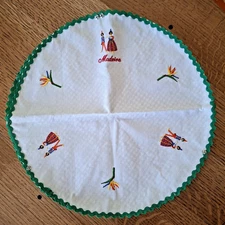 Portuguese 12 Bun Roll Holder Warmer / Doily Madeira Dancers Floral Embroidered