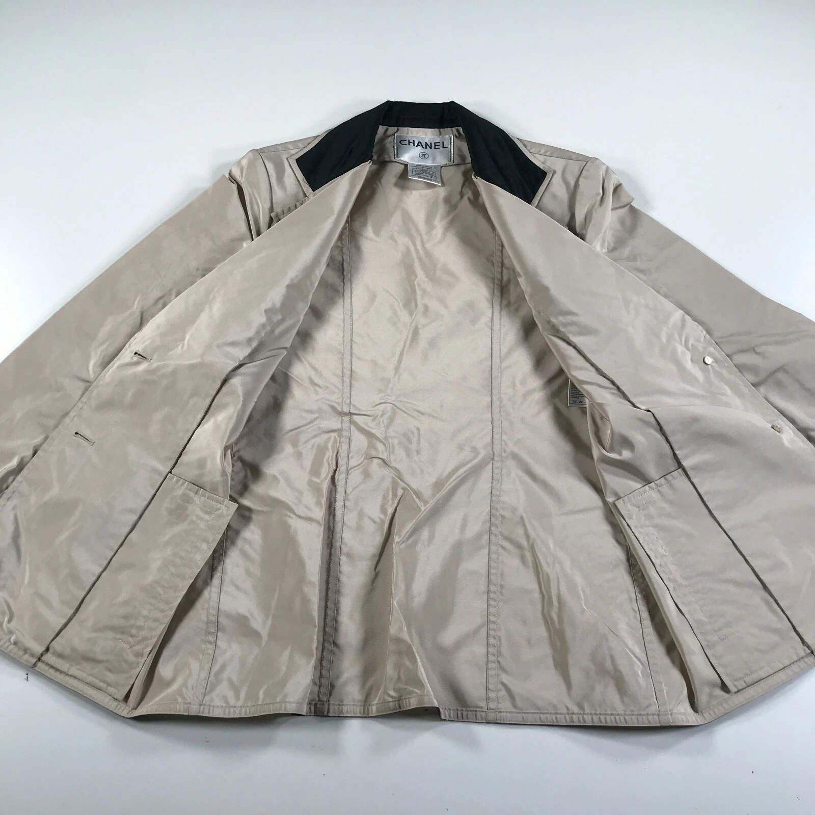Giacca a vento vintage Chanel taglia 38 beige colletto lucido singolo bottone 2000