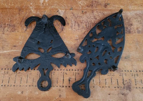 Two Vintage Ornate Cast Iron Trivets - Bild 4 von 4