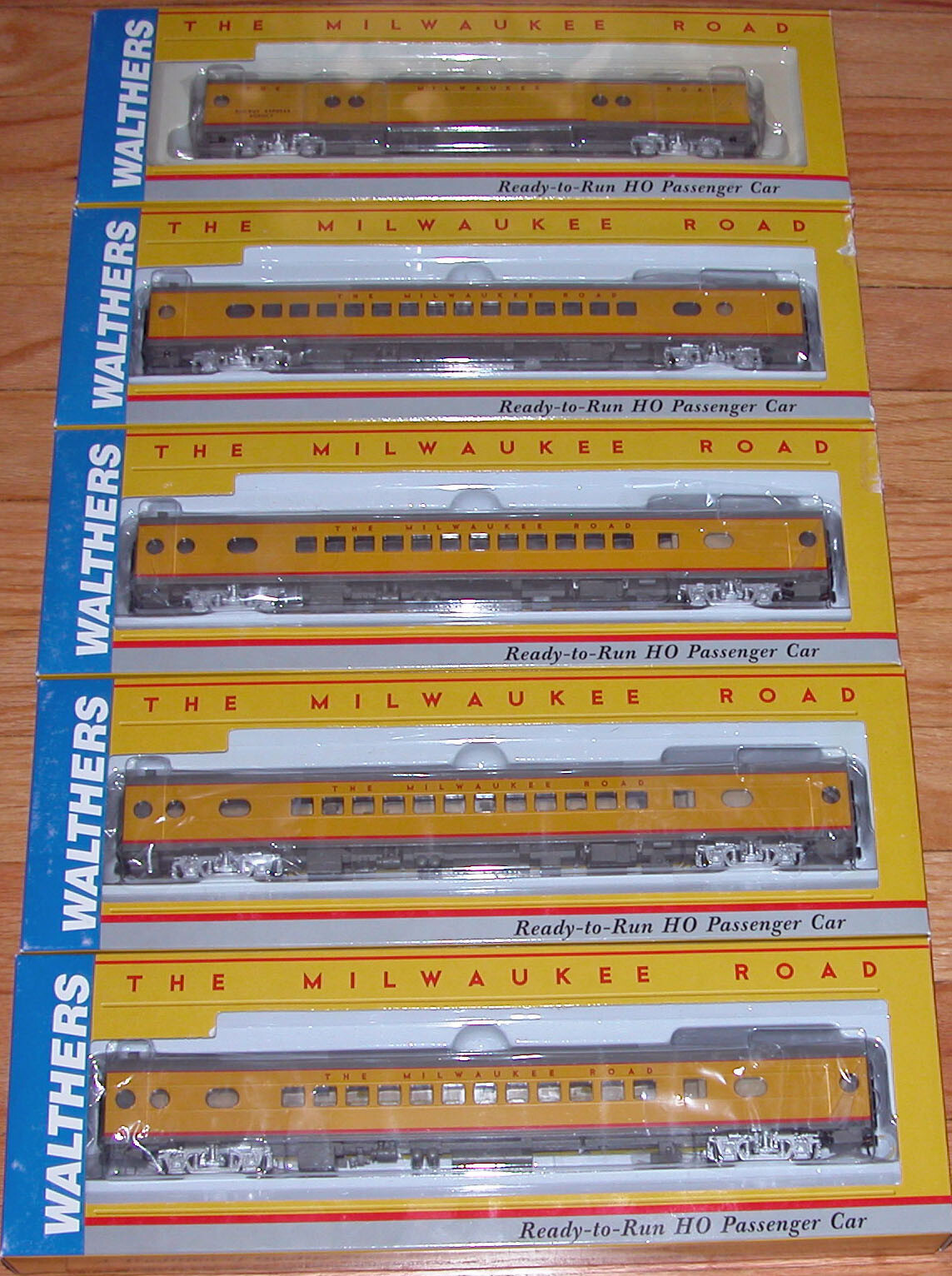 HO 5 WALTHERS HIAWATHA MILWAUKEE ROAD YELLOW SCHEME COACH PARLOR