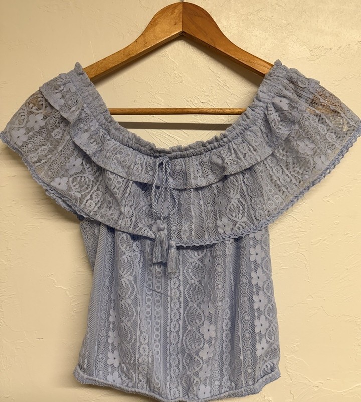 No Boundaries Women's Off-Shoulder Lace Ruffle Floral Crop Top Blouse Blue M