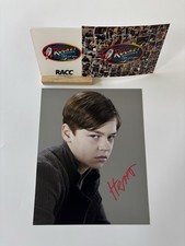HERO FIENNES TIFFIN In-Person signed Autogramm/Autograph 20x25cm Harry Potter