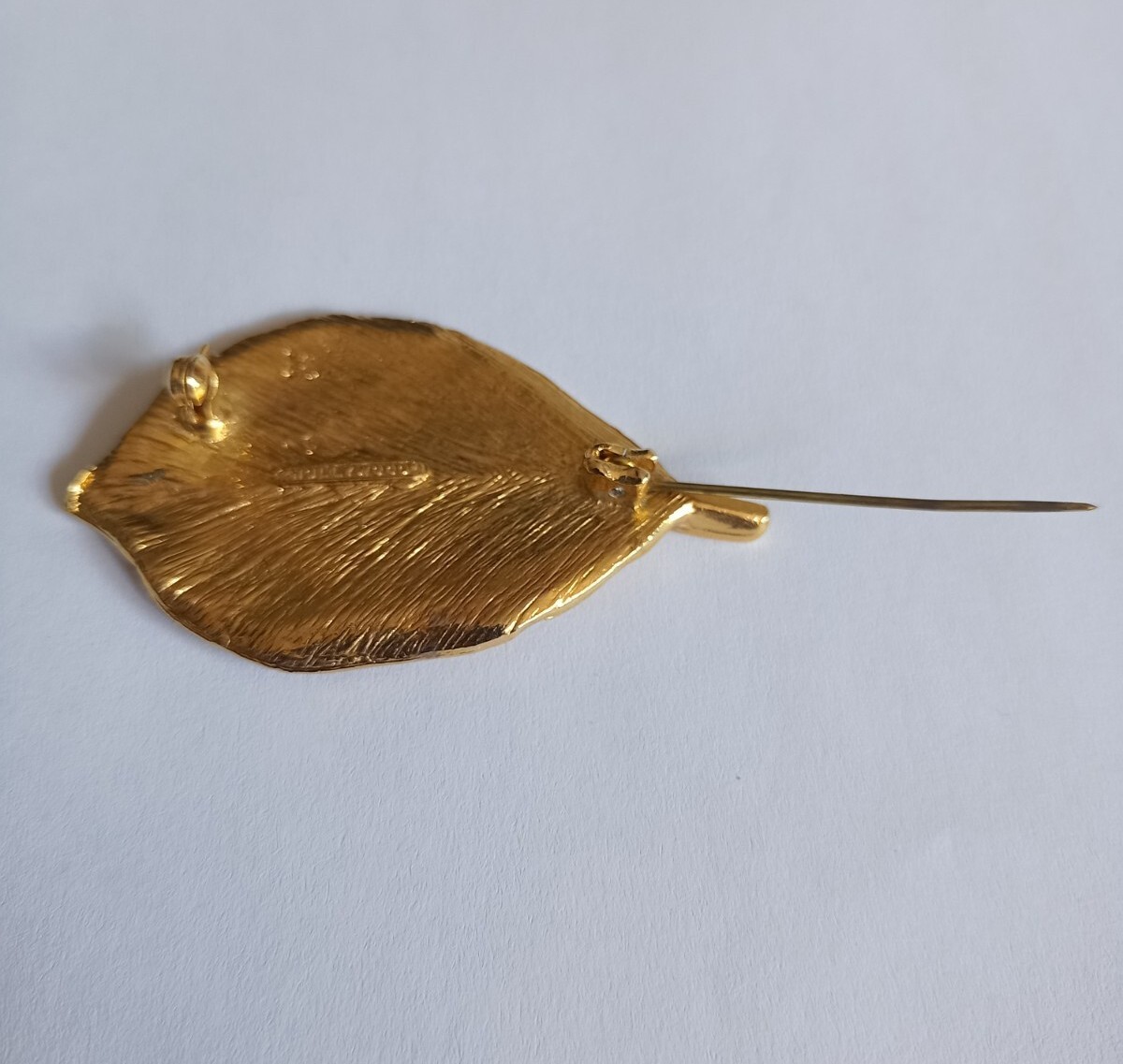 Broche Vintage Feuille Art Déco Signée HOLLYWOOD Avec Fermoir De Sécurité - Occasion