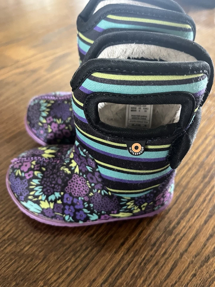 Botas de nieve de invierno Bogs para bebé niña talla 4 piel sintética Foto 2 de 4