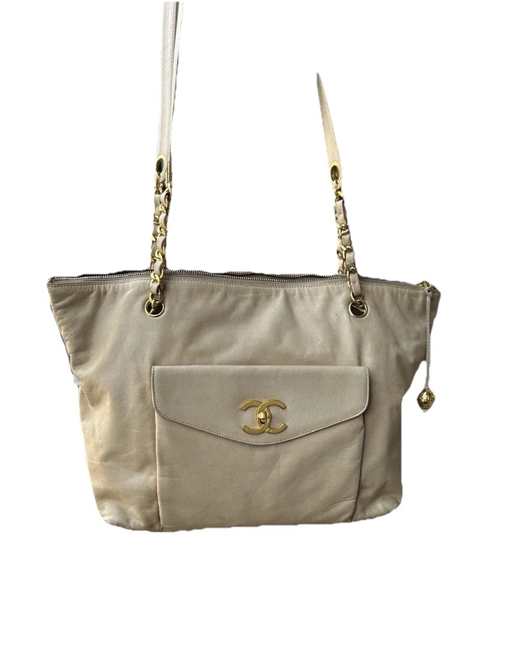 Bolso de hombro Chanel vintage de cuero beige con detalles dorados CC cuero de cordero Foto 4 de 4