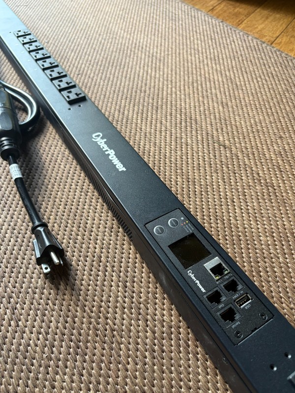 CyberPower PDU41101 100 120 VAC 20A Switched Metered PDU Rack Power Strip/Bar