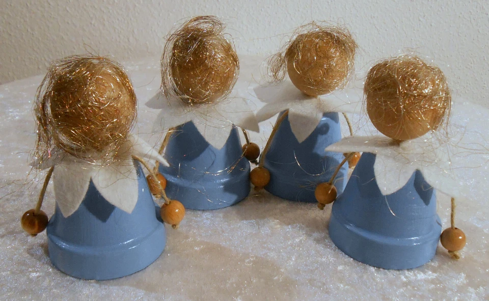 1 kleine Tontopffigur "Engel in Hellblau", handgefertigt - Bild 3 von 3