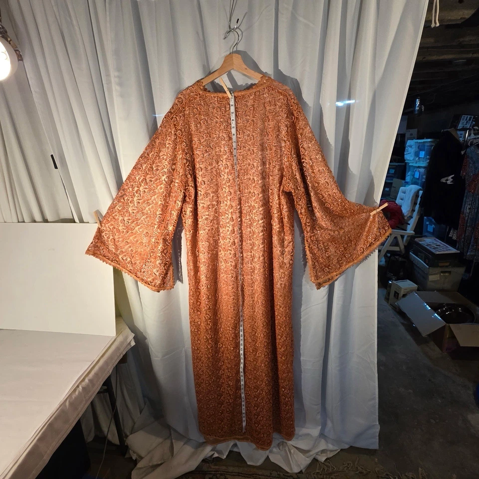 Vestido Kaftan com miçangas tamanho grande (mais de 6 pés de comprimento) feito à mão forrado de cetim fantasia - Imagem 4 de 4