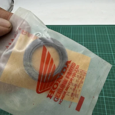 91205-ZA0-003 Genuine Honda Oil Seal 30x44x7 Generator ES EX GX NOS - Image 1 of 4