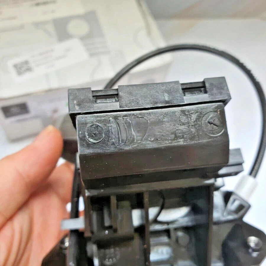 Cerradura de tapa de maletero OEM para Mercedes-Benz C CLS CLK SLK Clase 05-11 A1717500085 Foto 2 de 4