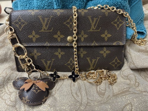 Louis Vuitton Geldbörse / Crossbody / Kette / Charm