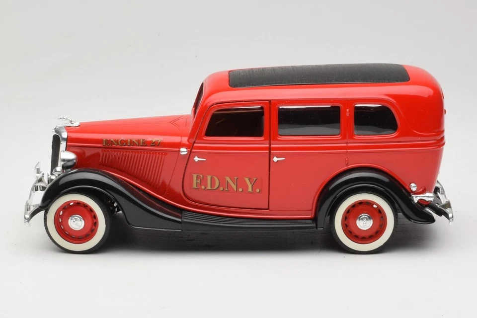 8066 Ford Sedan Red Solido 1:18 - Immagine 4 di 4