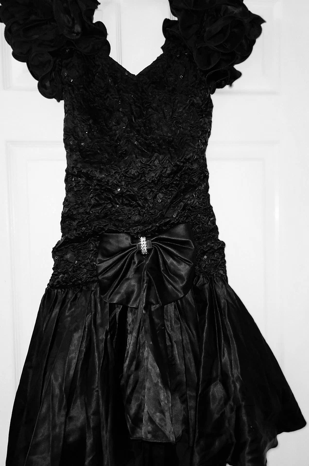 Vestido de graduación negro satinado talla 3/4 forrado en tul. Ligeramente más alto en la parte delantera Foto 3 de 4