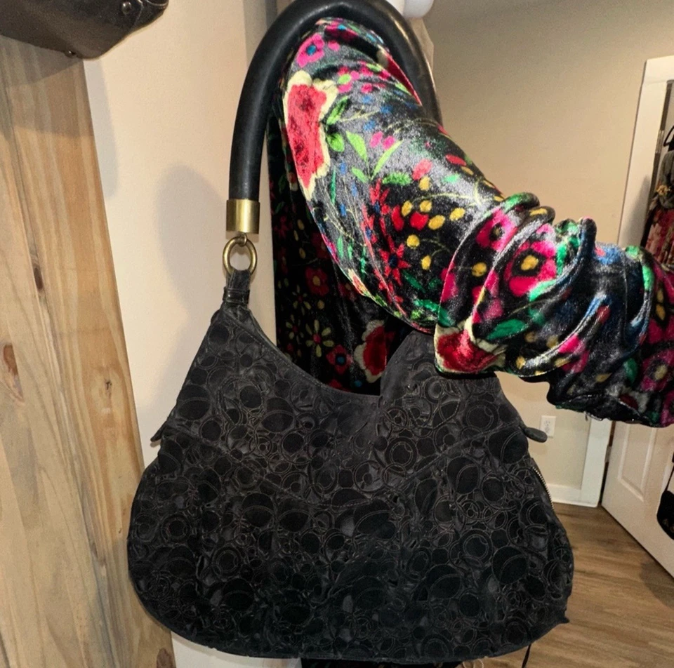 Impresionante R&Y Augousti Negro Corte Láser Gamuza Grande Foto 4 de 4