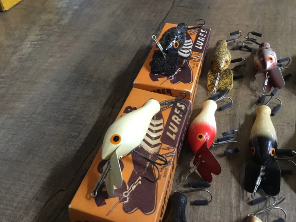 vintage bomber bomberets fishing lures. 800 size two correct boxs - Image 3 of 4