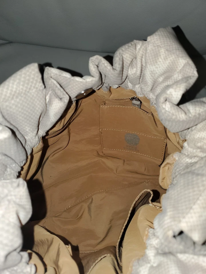 Bolso de Mano Vince Camuto Saira Nylon con Cordón Lavable Estampado Animal Embalable Foto 4 de 4