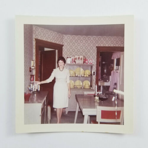 Vintage Snapshot Photo Woman In Mid Century Kitchen China Cabinet Table 1960s - Afbeelding 1 van 4