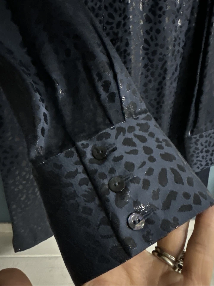 Chico’s Azul Marino Mujer’s Seda Talla L 12 2 Negro Estampado Guepardo Abotonado Manga Larga Foto 2 de 4