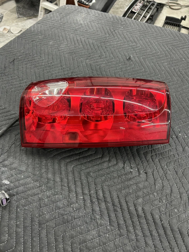 Luz trasera derecha pasajero GMC Yukon XL 2007-2014 Chevy Suburban Tahoe OEM Foto 4 de 4