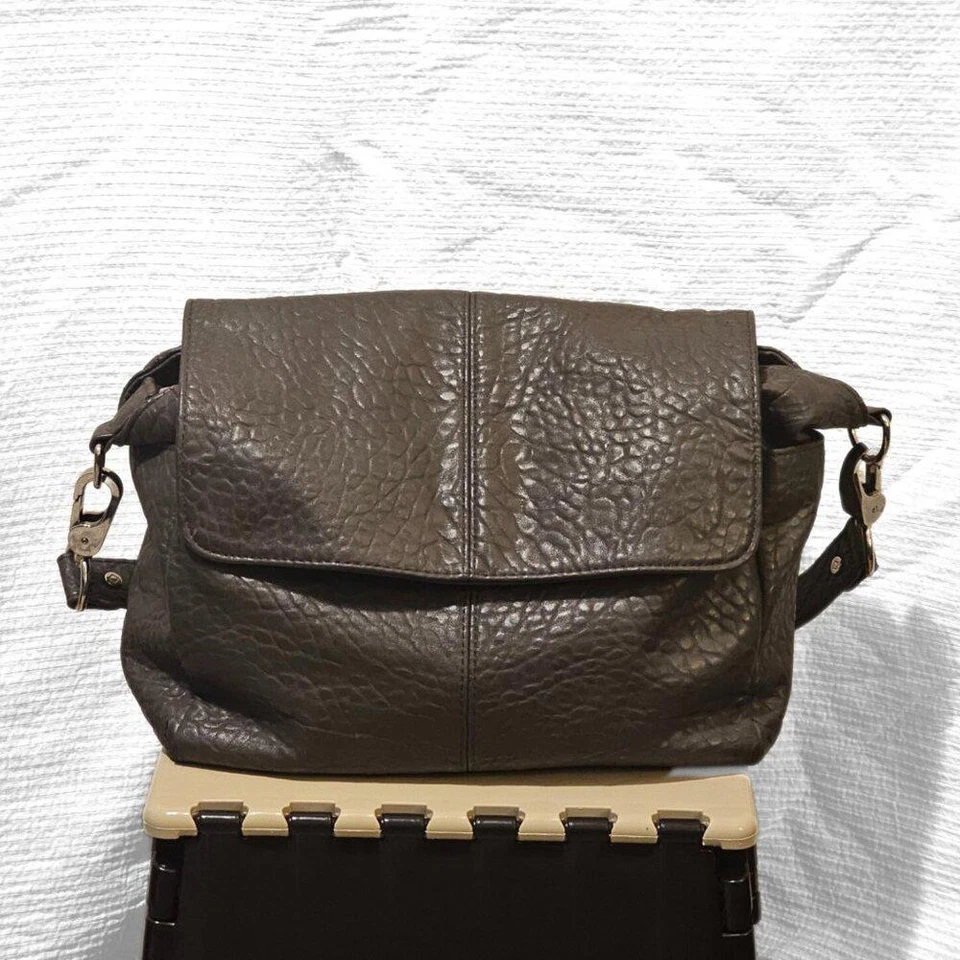 Bolso de Mano Jewell by treinta-one Cuero Guijarro Semana de la Moda Foto 2 de 4