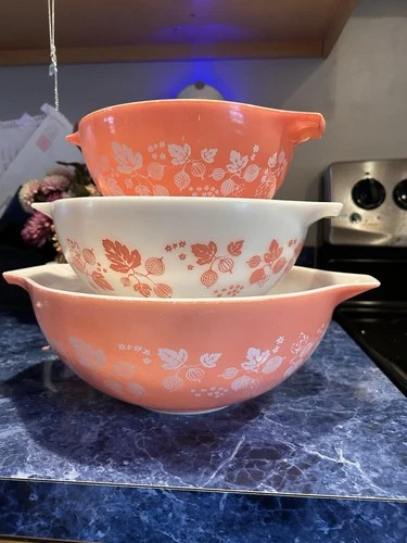 PYREX Pink Gooseberry 3 Piece Cinderella Nesting Bowl Set