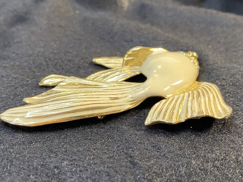 Fabulous CRAFT Koi Goldfish Art Deco Brooch Cream Enamel Gold Tone Vintage Pin - Picture 13 of 20