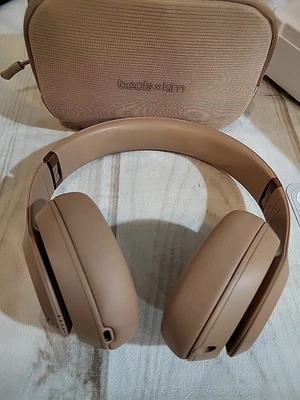 Beats Studio Pro Wireless Kopfhörer Beats x Kim Dune Tan A2924 mit Hülle - Bild 1 von 4