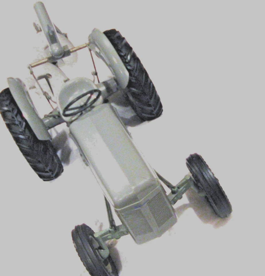 Tractor y arado de disco Topping Ferguson 30 de colección 1/12 de plástico 1954 muy bonito Foto 3 de 4