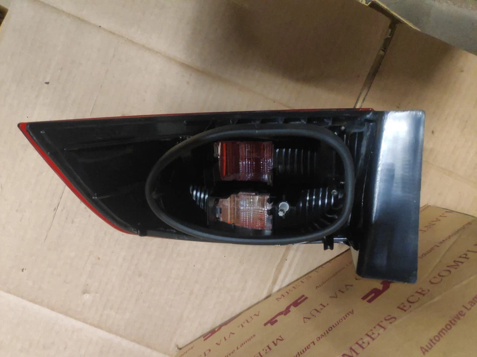 TOTALMENTE NUEVO Renault Laguna mk2 2001-2005 LADO DEL PASAJERO Luz trasera Foto 4 de 4