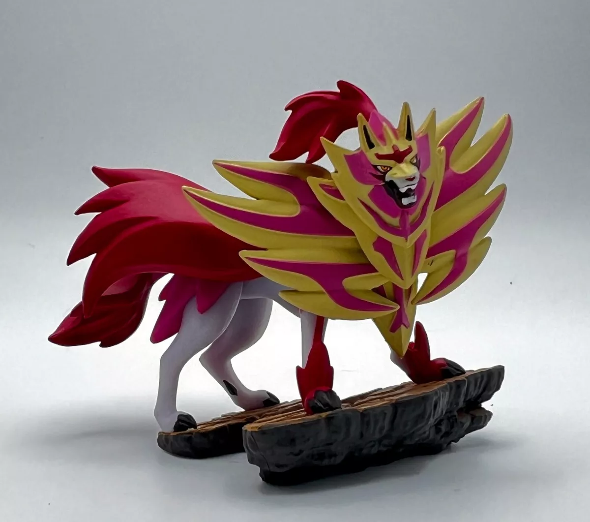 Pokémon Crown Zenith Premium Figure Collection Shiny Zamazenta - RED