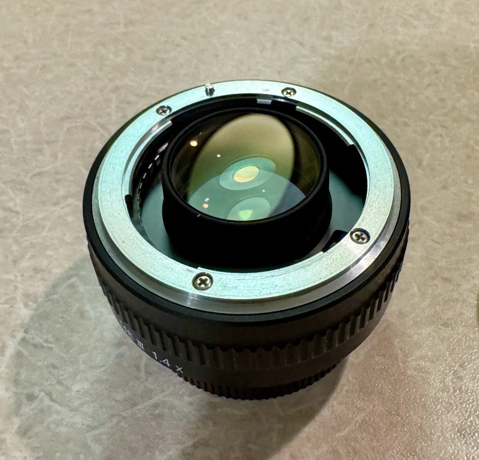 Teleconvertidor Nikon AF-S TC-14E III 1,4x con tapas Foto 4 de 4